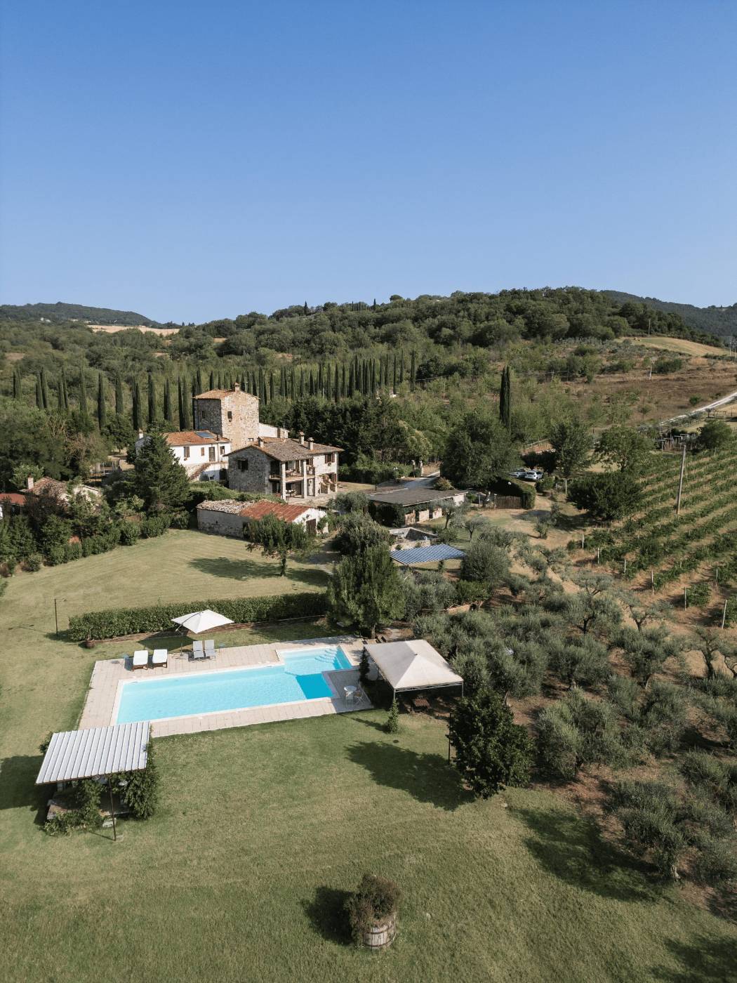 Vista aerea della casa e della piscina