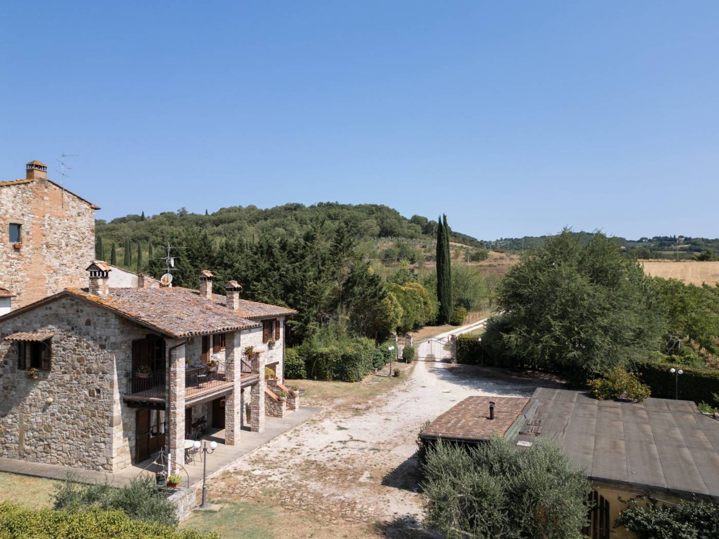 La corte e il viale d’ingresso